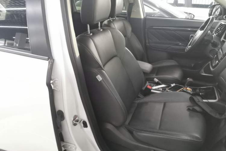Used Mitsubishi Outlander 2019 2.0L Two-Wheel Drive Comfort Edition 5 Seats China V Standard Right Front Seat