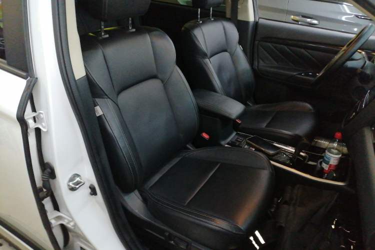 Used Mitsubishi Outlander 2019 2.0L Two-Wheel Drive Comfort Edition 7-Seater China VI Standard Right Front Seat