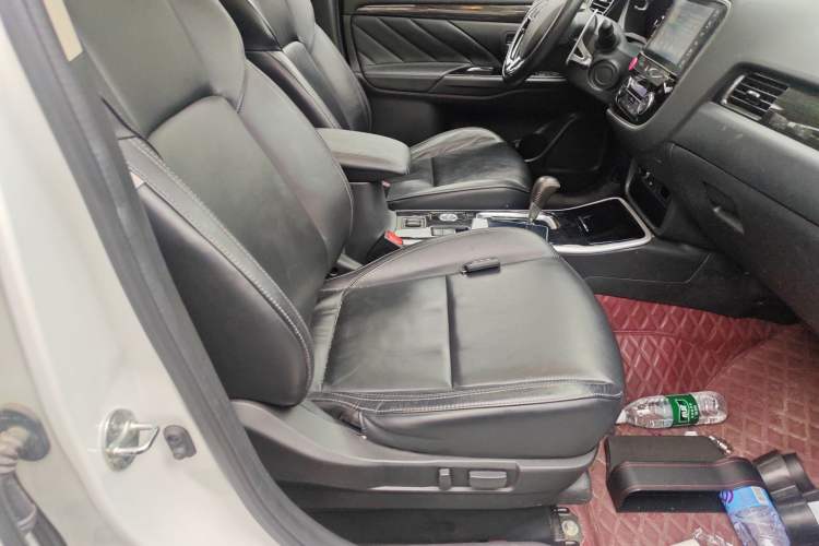 Used Mitsubishi Outlander 2019 2.4L 4x4 Zhi Xiang Edition 7 Seats China VI Standard Right Front Seat