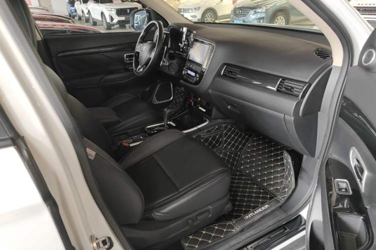 Used Mitsubishi Outlander 2019 2.0L Two-Wheel Drive Comfort Edition 7-Seater China VI Standard Right Front Seat