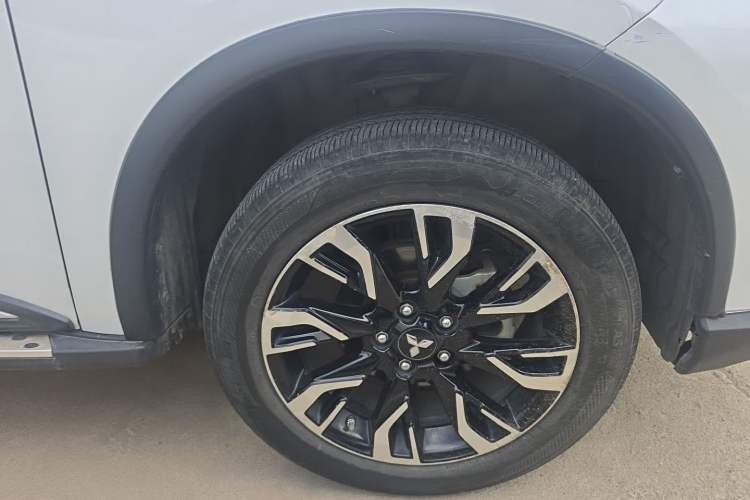Used Mitsubishi Outlander 2019 2.4L 4x4 Zhi Xiang Edition 7 Seats China VI Standard Right Front Wheel Hub