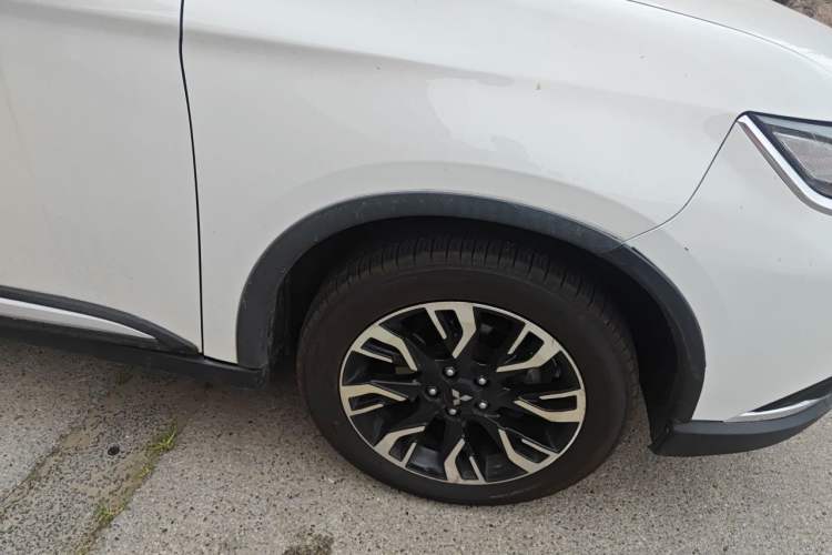 Used Mitsubishi Outlander 2019 2.0L Two-Wheel Drive Comfort Edition 5 Seats China V Emission Standard Right Front Wheel Hub