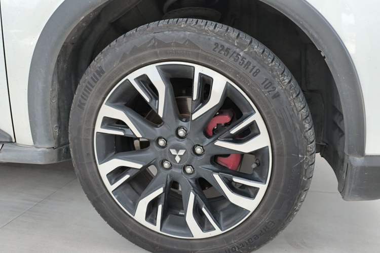 Used Mitsubishi Outlander 2019 2.0L Two-Wheel Drive Comfort Edition 5 Seats China VI Standard Right Front Wheel Hub