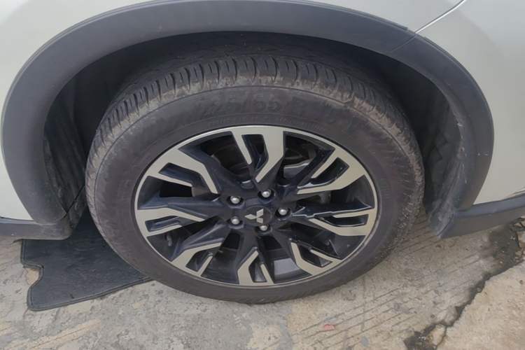 Used Mitsubishi Outlander 2019 2.0L Two-Wheel Drive Comfort Edition 5 Seats China VI Standard Right Front Wheel Hub