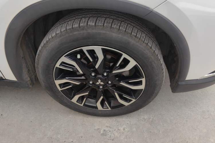 Used Mitsubishi Outlander 2019 2.4L 4x4 Zhi Xiang Edition 5 Seats China VI Standard Right Front Wheel Hub