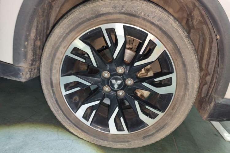 Used Mitsubishi Outlander 2019 2.0L Two-Wheel Drive Comfort Edition 5 Seats China VI Standard Right Front Wheel Hub
