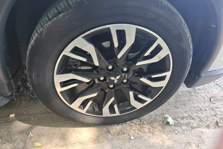 Used Mitsubishi Outlander 2019 2.0L Two-Wheel Drive Comfort Edition 5 Seats China VI Standard Right Front Wheel Hub