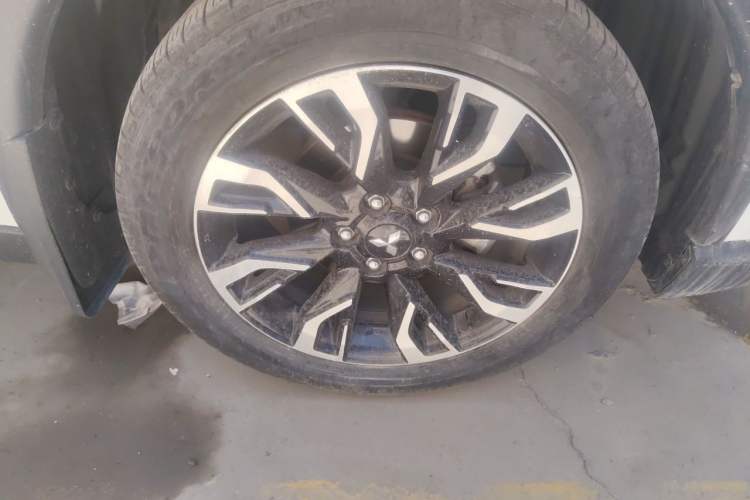Used Mitsubishi Outlander 2019 2.0L Two-Wheel Drive Comfort Edition 5 Seats China VI Standard Right Front Wheel Hub