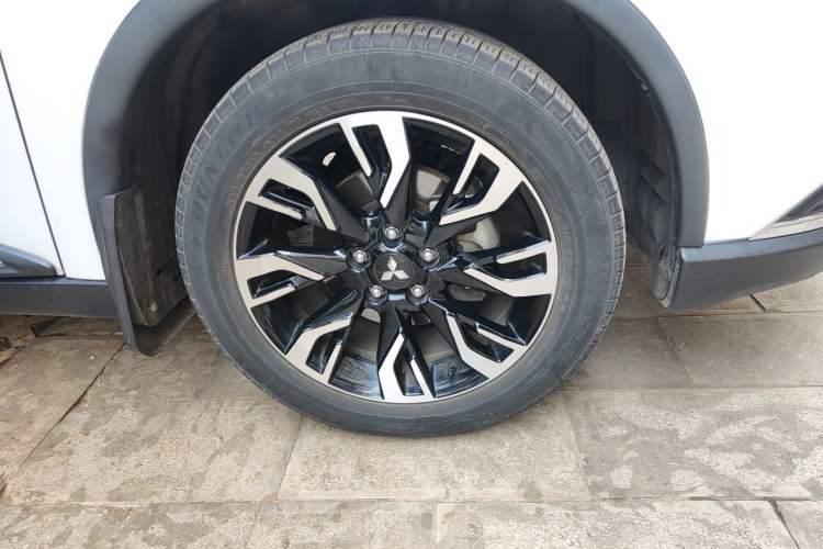 Used Mitsubishi Outlander 2019 2.0L Two-Wheel Drive Comfort Edition 5 Seats China VI Standard Right Front Wheel Hub
