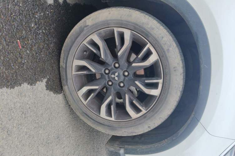 Used Mitsubishi Outlander 2019 2.0L Two-Wheel Drive Comfort Edition 5 Seats China VI Standard Right Front Wheel Hub