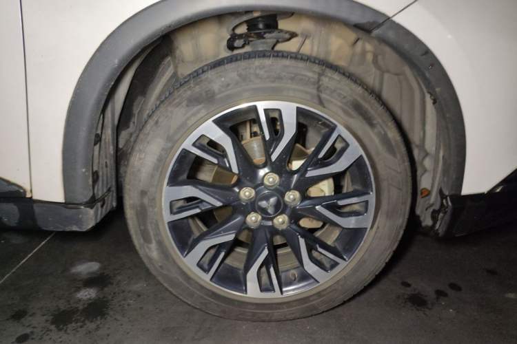 Used Mitsubishi Outlander 2019 2.0L Two-Wheel Drive Comfort Edition 5 Seats China V Standard Right Front Wheel Hub