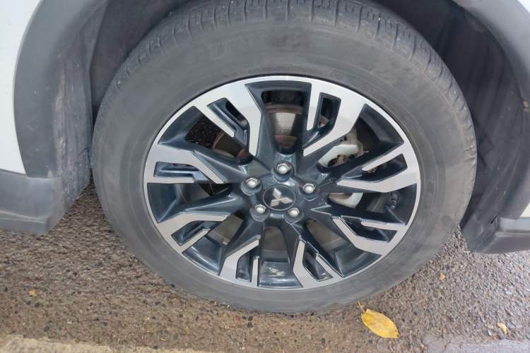 Used Mitsubishi Outlander 2019 2.4L 4x4 Zhi Xiang Edition 7 Seats China V Emission Standard Right Front Wheel Hub