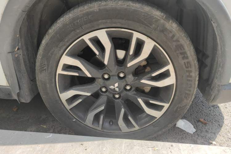 Used Mitsubishi Outlander 2019 2.0L Two-Wheel Drive Comfort Edition 5 Seats China V Standard Right Front Wheel Hub