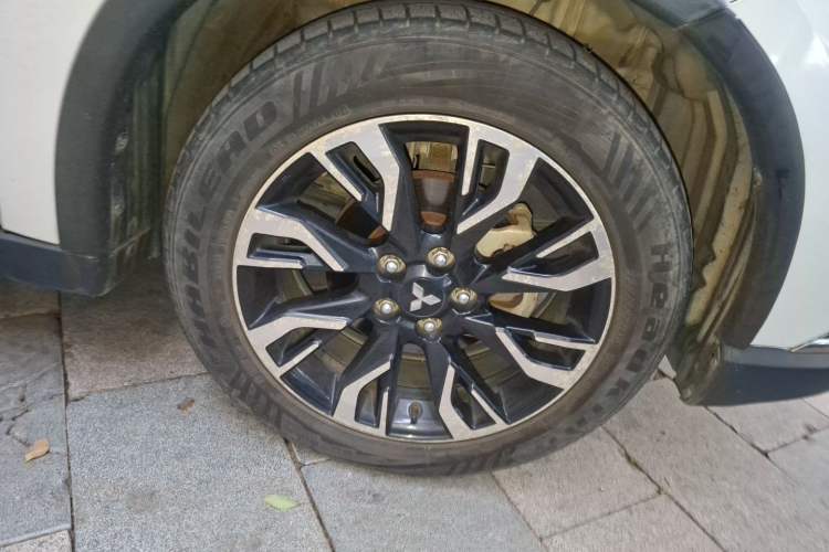 Used Mitsubishi Outlander 2019 2.0L Two-Wheel Drive Comfort Edition 5 Seats China V Standard Right Front Wheel Hub