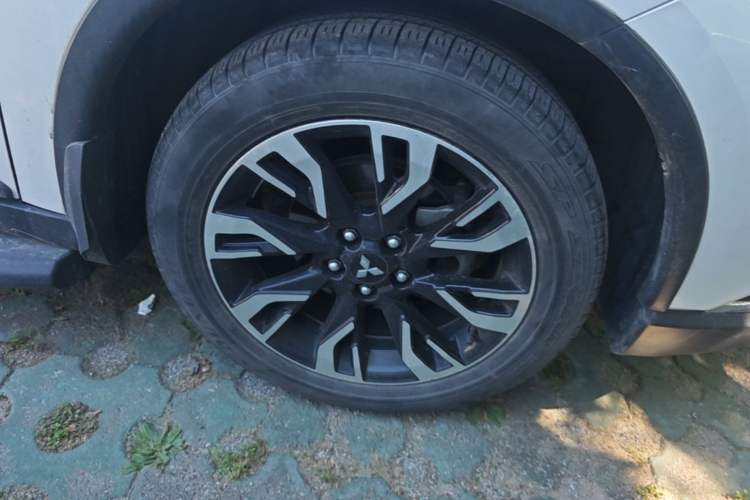 Used Mitsubishi Outlander 2019 2.4L 4x4 Zhi Xiang Edition 7 Seats China V Emission Standard Right Front Wheel Hub