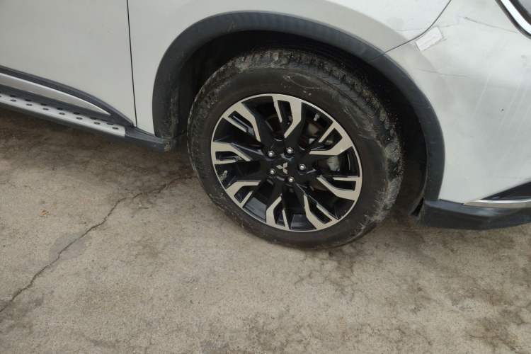 Used Mitsubishi Outlander 2019 2.4L 4x4 Zhi Xiang Edition 5 Seats China V Emission Standard Right Front Wheel Hub