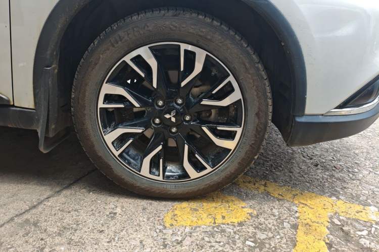 Used Mitsubishi Outlander 2019 2.4L 4x4 Zhi Xiang Edition 5 Seats China V Emission Standard Right Front Wheel Hub