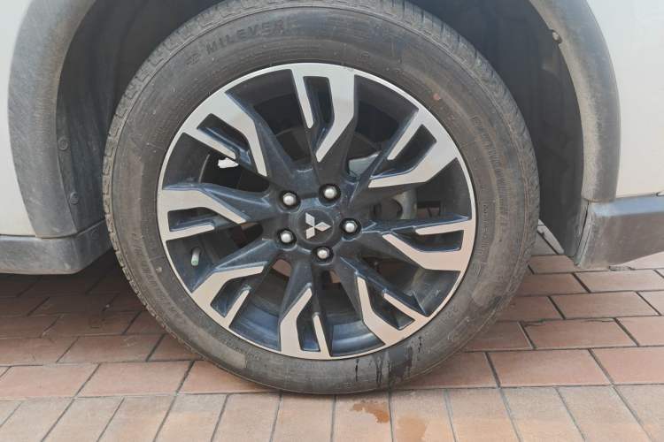 Used Mitsubishi Outlander 2019 2.0L Two-Wheel Drive Comfort Edition 5 Seats China VI Standard Right Front Wheel Hub