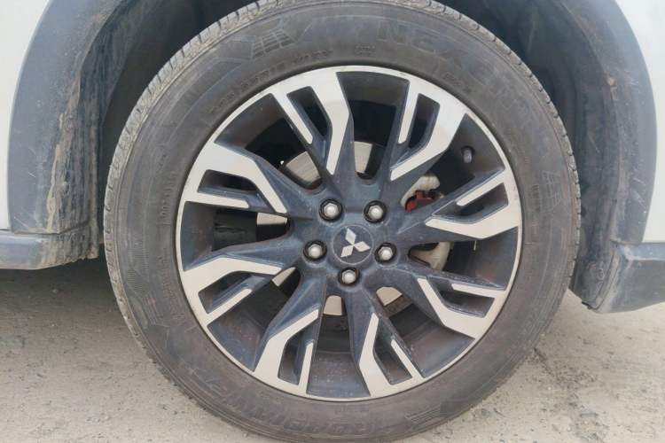 Used Mitsubishi Outlander 2019 2.4L 4x4 Zhi Xiang Edition 5 Seats China VI Standard Right Front Wheel Hub