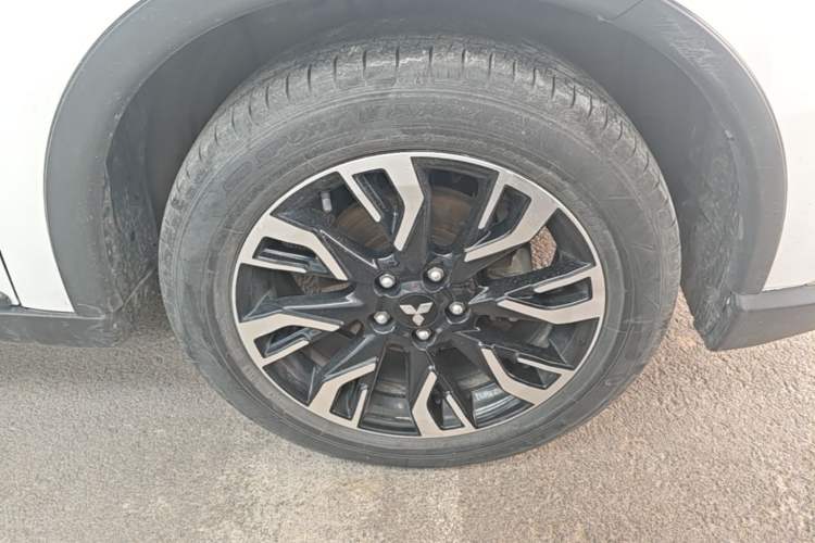 Used Mitsubishi Outlander 2019 2.0L Two-Wheel Drive Comfort Edition 5 Seats China VI Standard Right Front Wheel Hub