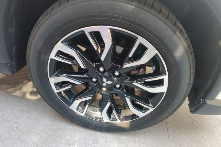 Used Mitsubishi Outlander 2019 2.4L 4x4 Zhi Xiang Edition 7 Seats China VI Standard Right Front Wheel Hub