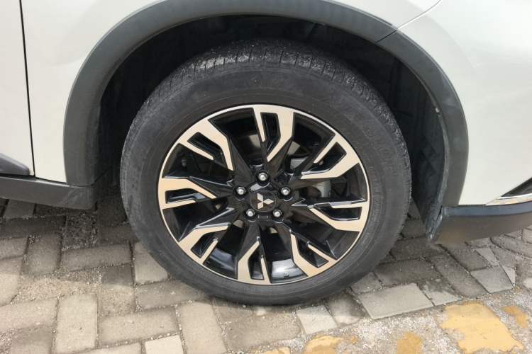 Used Mitsubishi Outlander 2019 2.4L 4x4 Zhi Xiang Edition 7 Seats China VI Standard Right Front Wheel Hub