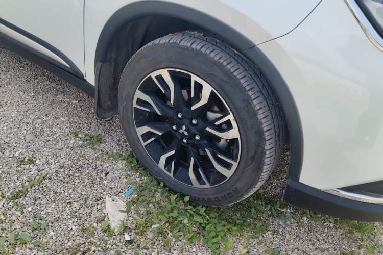Used Mitsubishi Outlander 2019 2.0L Two-Wheel Drive Comfort Edition 7 Seats China V Emission Standard Right Front Wheel Hub