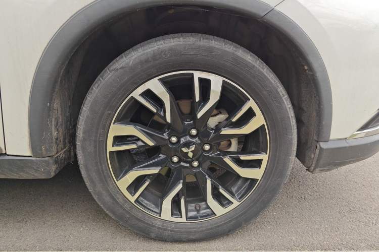 Used Mitsubishi Outlander 2019 2.4L Two-Wheel Drive ZhiXing Version 5 Seats China V Emission Standard Right Front Wheel Hub
