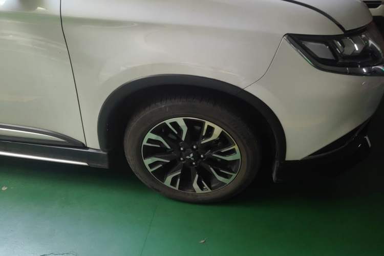 Used Mitsubishi Outlander 2019 2.4L 4x4 Zhi Xiang Edition 7 Seats China VI Standard Right Front Wheel Hub