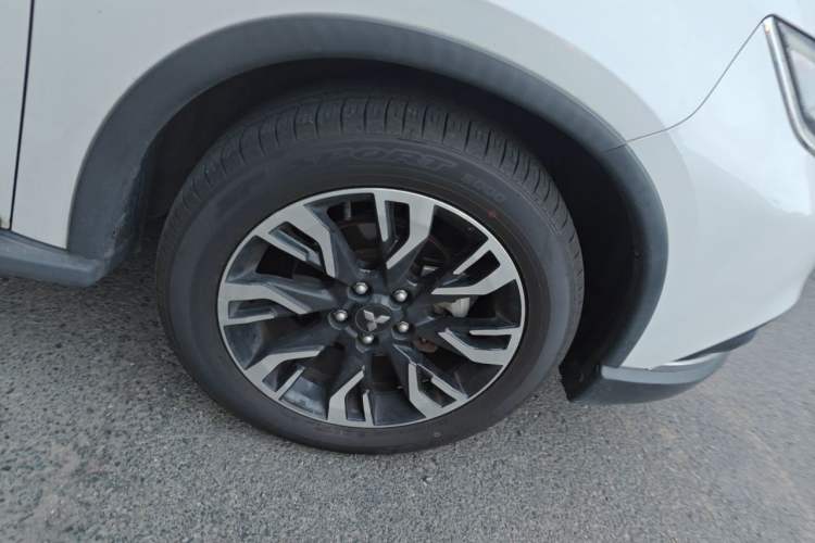 Used Mitsubishi Outlander 2019 2.0L Two-Wheel Drive Comfort Edition 7 Seats China V Emission Standard Right Front Wheel Hub