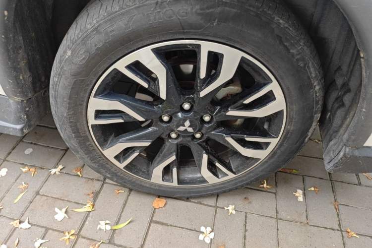 Used Mitsubishi Outlander 2019 2.0L Two-Wheel Drive Comfort Edition 7-Seater China VI Standard Right Front Wheel Hub