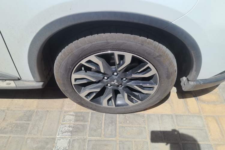 Used Mitsubishi Outlander 2019 2.0L Two-Wheel Drive Comfort Edition 5 Seats China V Standard Right Front Wheel Hub