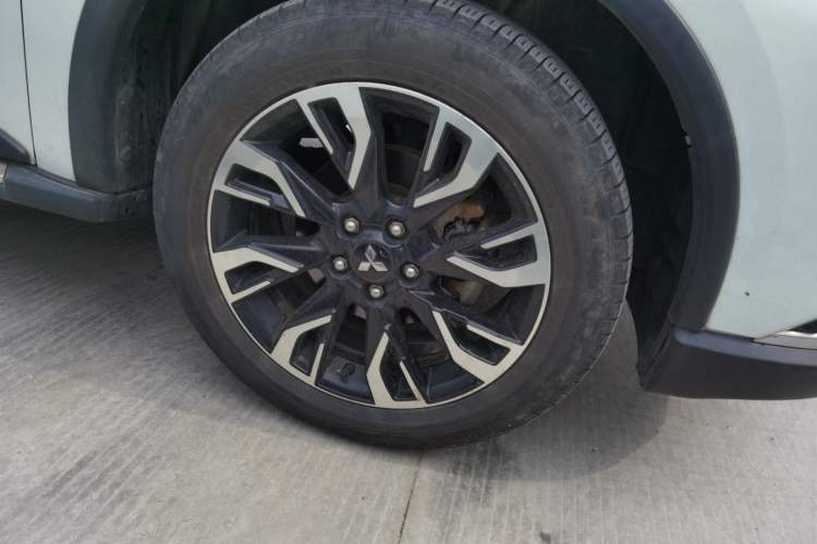 Used Mitsubishi Outlander 2019 2.0L Two-Wheel Drive Comfort Edition 5 Seats China V Standard Right Front Wheel Hub