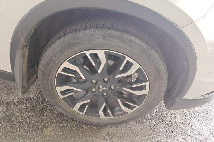 Used Mitsubishi Outlander 2019 2.0L Two-Wheel Drive Comfort Edition 5 Seats China VI Standard Right Front Wheel Hub