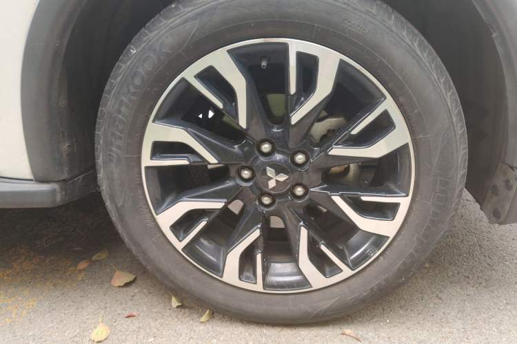 Used Mitsubishi Outlander 2019 2.4L 4x4 Zhi Xiang Edition 7 Seats China V Emission Standard Right Front Wheel Hub