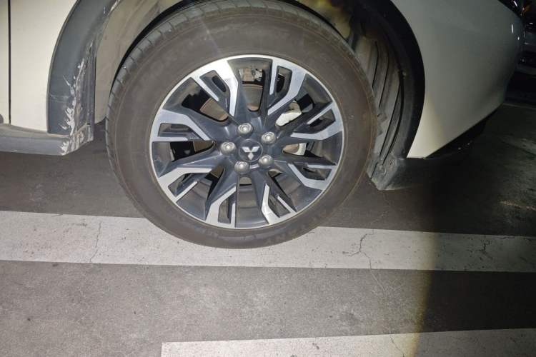 Used Mitsubishi Outlander 2019 2.4L 4x4 Zhi Xiang Edition 7 Seats China V Emission Standard Right Front Wheel Hub