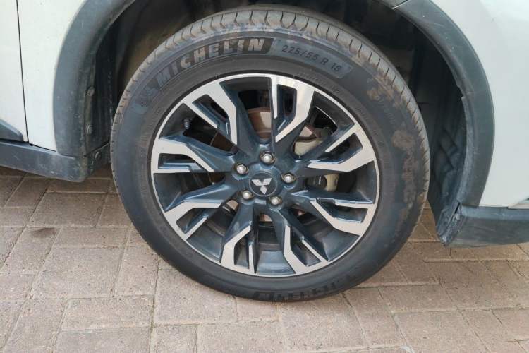 Used Mitsubishi Outlander 2019 2.4L 4x4 Zhi Xiang Edition 7 Seats China VI Standard Right Front Wheel Hub