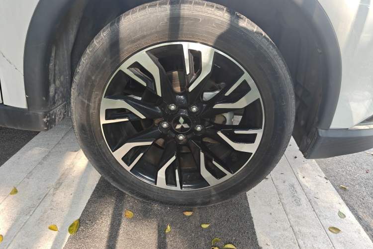 Used Mitsubishi Outlander 2019 2.4L 4x4 Zhi Xiang Edition 7 Seats China VI Standard Right Front Wheel Hub