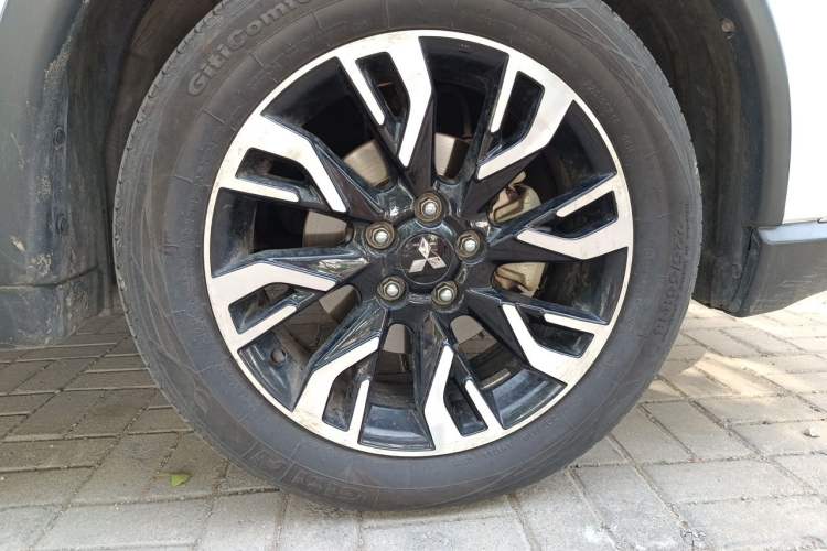 Used Mitsubishi Outlander 2019 2.4L 4x4 Zhi Xiang Edition 5 Seats China V Emission Standard Right Front Wheel Hub