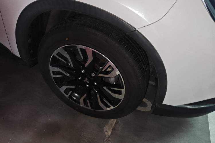 Used Mitsubishi Outlander 2019 2.4L 4x4 Zhi Xiang Edition 5 Seats China V Emission Standard Right Front Wheel Hub