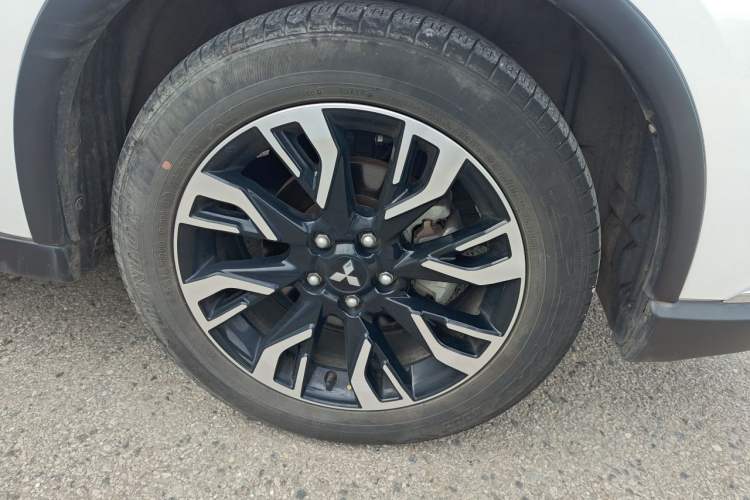 Used Mitsubishi Outlander 2019 2.0L Two-Wheel Drive Comfort Edition 7-Seater China VI Standard Right Front Wheel Hub