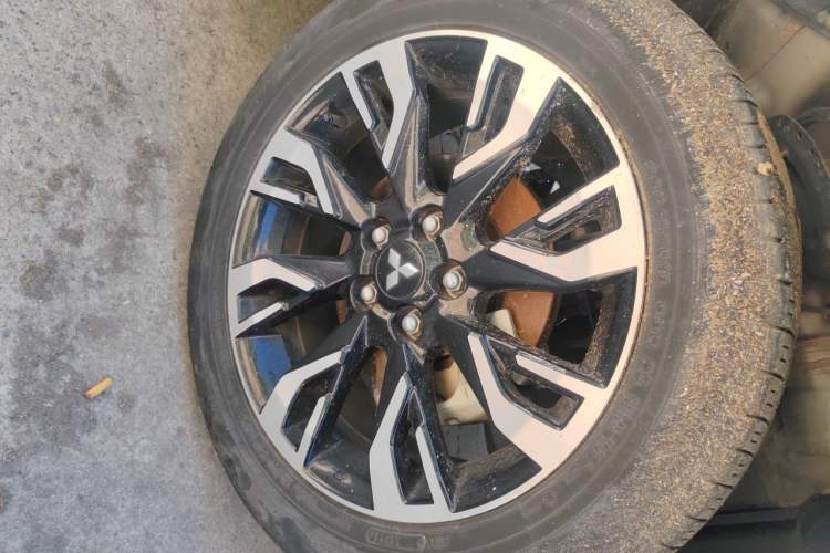 Used Mitsubishi Outlander 2019 2.4L 4x4 Zhi Xiang Edition 5 Seats China V Emission Standard Right Front Wheel Hub