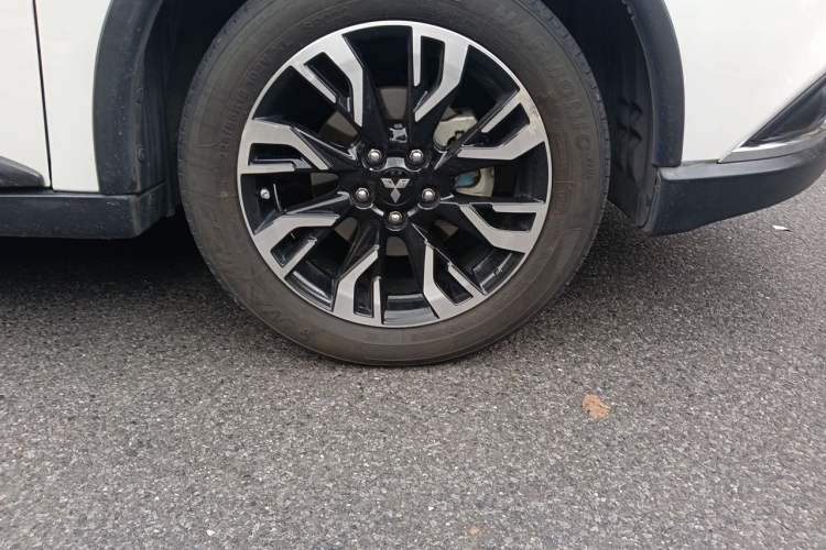Used Mitsubishi Outlander 2019 2.4L 4x4 Zhi Xiang Edition 7 Seats China VI Standard Right Front Wheel Hub