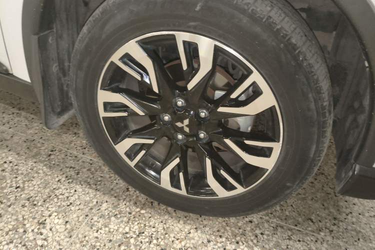 Used Mitsubishi Outlander 2019 2.4L 4x4 Zhi Xiang Edition 7 Seats China VI Standard Right Front Wheel Hub