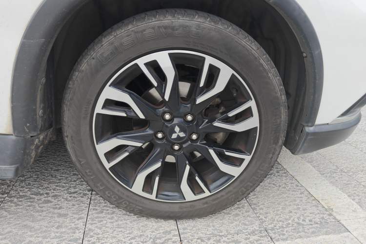 Used Mitsubishi Outlander 2019 2.0L Two-Wheel Drive Comfort Edition 5 Seats China V Standard Right Front Wheel Hub