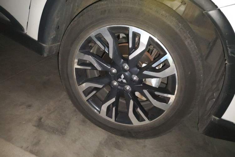 Used Mitsubishi Outlander 2019 2.4L 4x4 Zhi Xiang Edition 5 Seats China VI Standard Right Front Wheel Hub