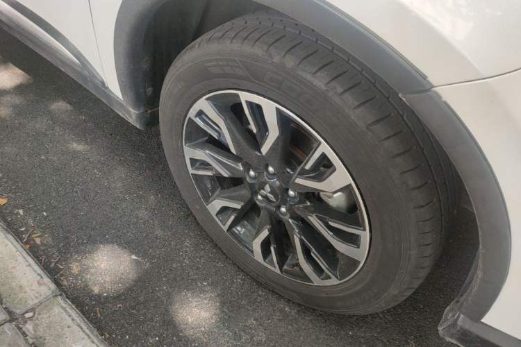 Used Mitsubishi Outlander 2019 2.0L Two-Wheel Drive Comfort Edition 5 Seats China VI Standard Right Front Wheel Hub