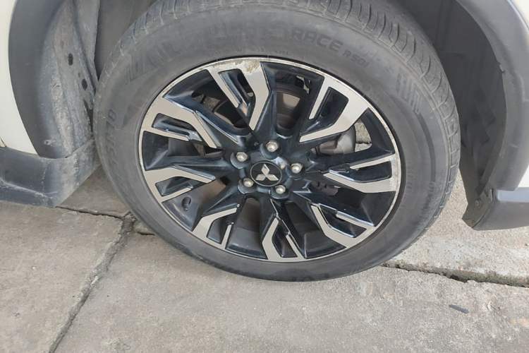 Used Mitsubishi Outlander 2019 2.0L Two-Wheel Drive Comfort Edition 5 Seats China V Standard Right Front Wheel Hub