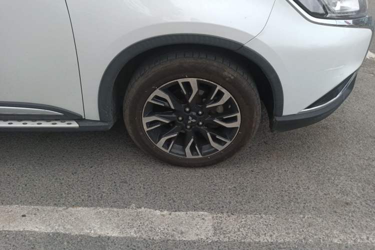 Used Mitsubishi Outlander 2019 2.0L Two-Wheel Drive Comfort Edition 5 Seats China V Standard Right Front Wheel Hub