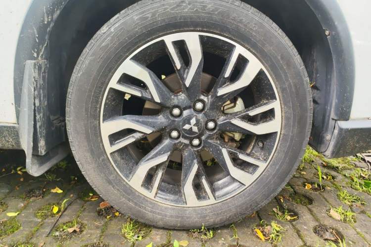 Used Mitsubishi Outlander 2019 2.0L Two-Wheel Drive Comfort Edition 7 Seats China V Emission Standard Right Front Wheel Hub